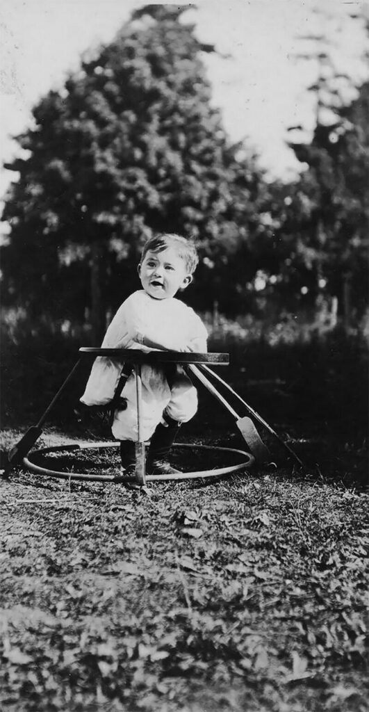 Ретрофото ребёнок с деревянными ходунками