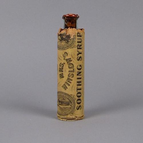 Стеклянный флакон сиропа миссис Уинслоу с надписью Curtis and Perkins Proprietors