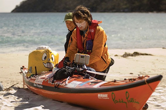 Эндрю МакОли проверяет снаряжение каяка перед стартом