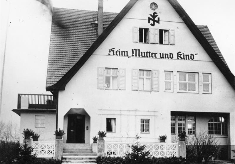 Здание дома Лебенсборн в Германии с нацистскими флагами 1930-е годы