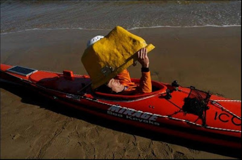Каякер Эндрю МакОли в укрытии под тентом
