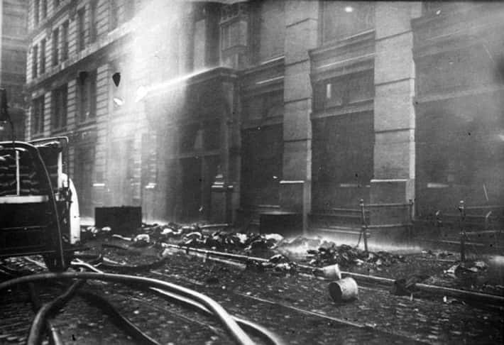 Пожарные с брезентовыми сетями на Вашингтон-Плейс во время пожара Triangle Shirtwaist