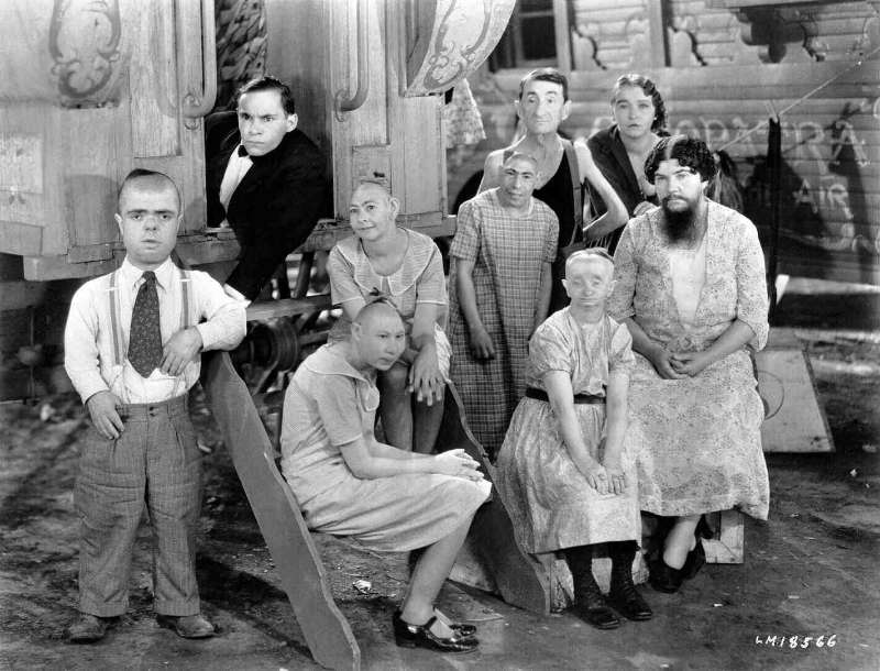 Кадр из фильма Уродцы 1932 года с участием артистов цирка