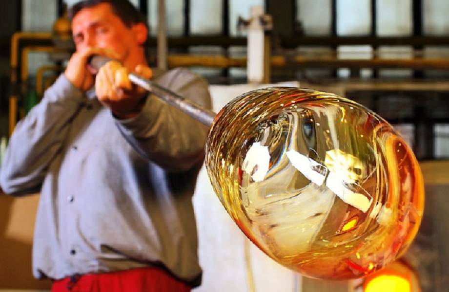 Процесс ручного выдувания винных бутылок стеклодувом