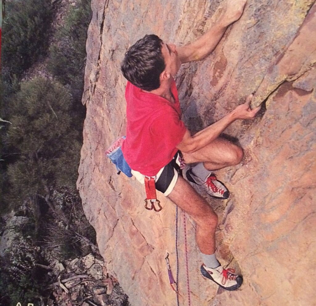 Фотография Эндрю МакОли при покорении скалы