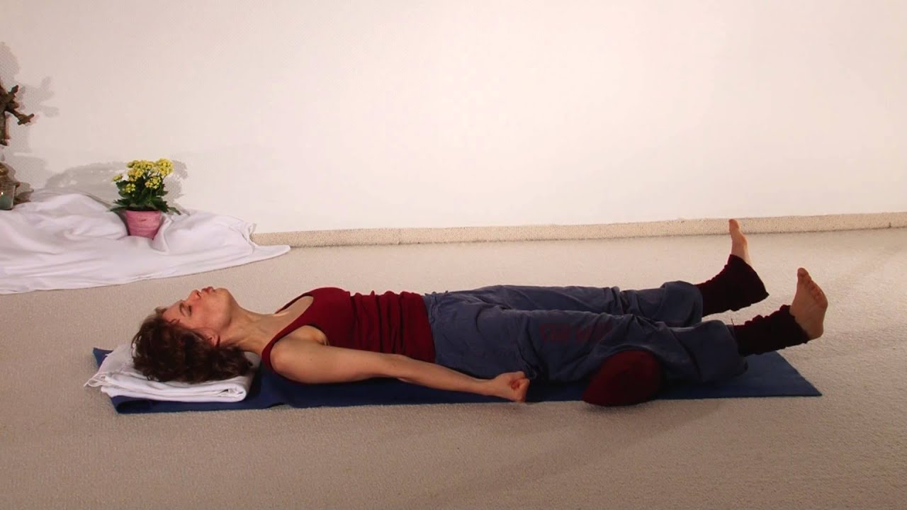 Мужчина выполняет прогрессивную мышечную релаксацию, сжимая кулаки