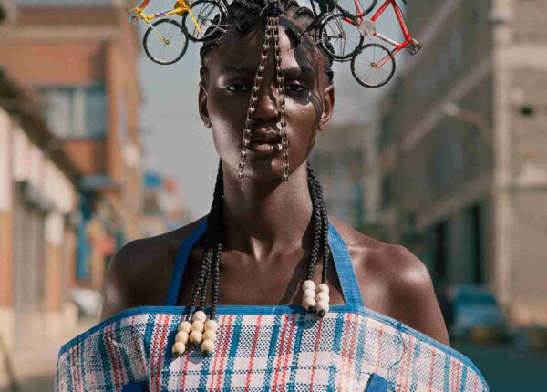 Необычный фотосет Rerouted: как фотограф из ЮАР превратил игрушки и клечатые сумки в высокую моду