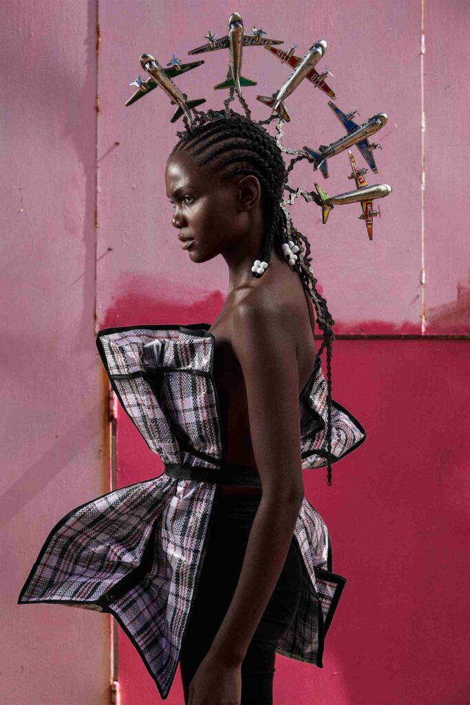 Южноафриканская современная фотография Дингуолл Rerouted сумки мигрантов