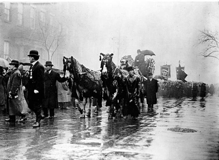 Траурная процессия жертв пожара Triangle Shirtwaist 5 апреля 1911 года Нью-Йорк