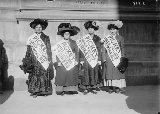 Участницы митинга в память жертв пожара Triangle Shirtwaist весна 1911 Нью-Йорк