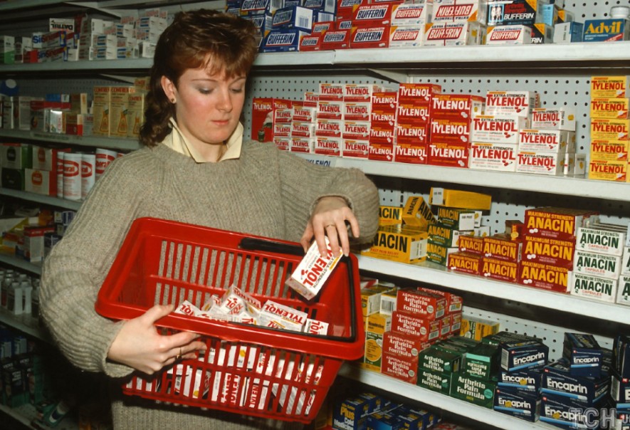 Тайленол на полках чикагских аптек до изъятия препарата в 1982 году