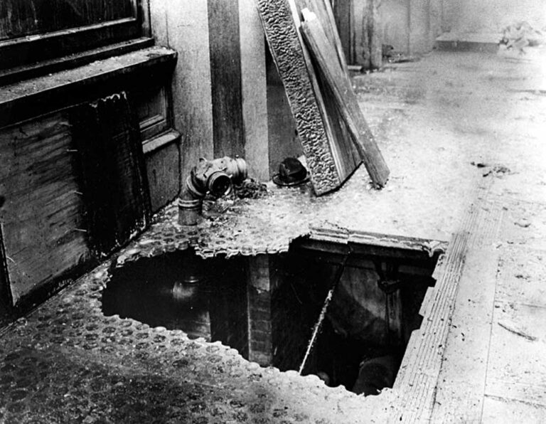 Разбитый стеклянный световой люк в тротуаре у здания фабрики Triangle Shirtwaist