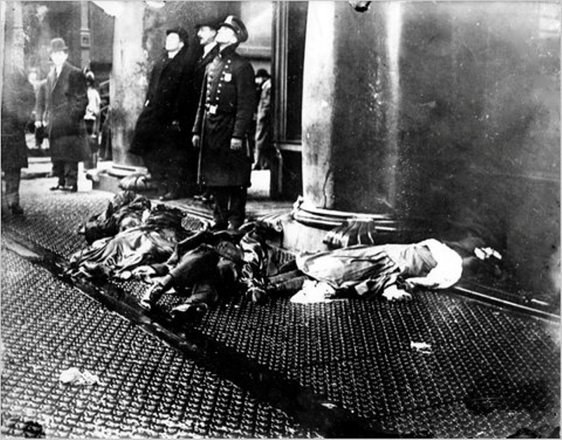 Тела погибших на тротуаре у здания фабрики Triangle Shirtwaist в Нью-Йорке 1911