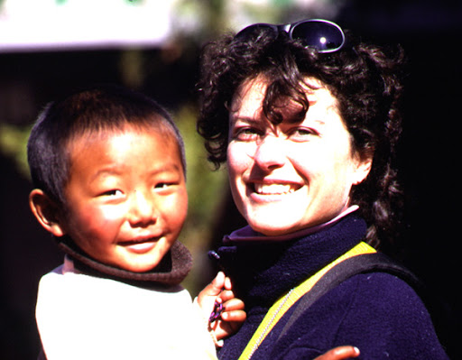 Шанталь Модюи общается с непальским мальчиком