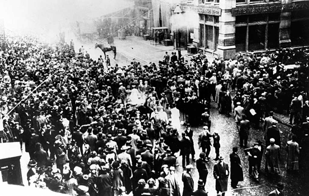 Толпа зевак у горящего здания Triangle Shirtwaist на углу Грин-стрит и Вашингтон-Плейс