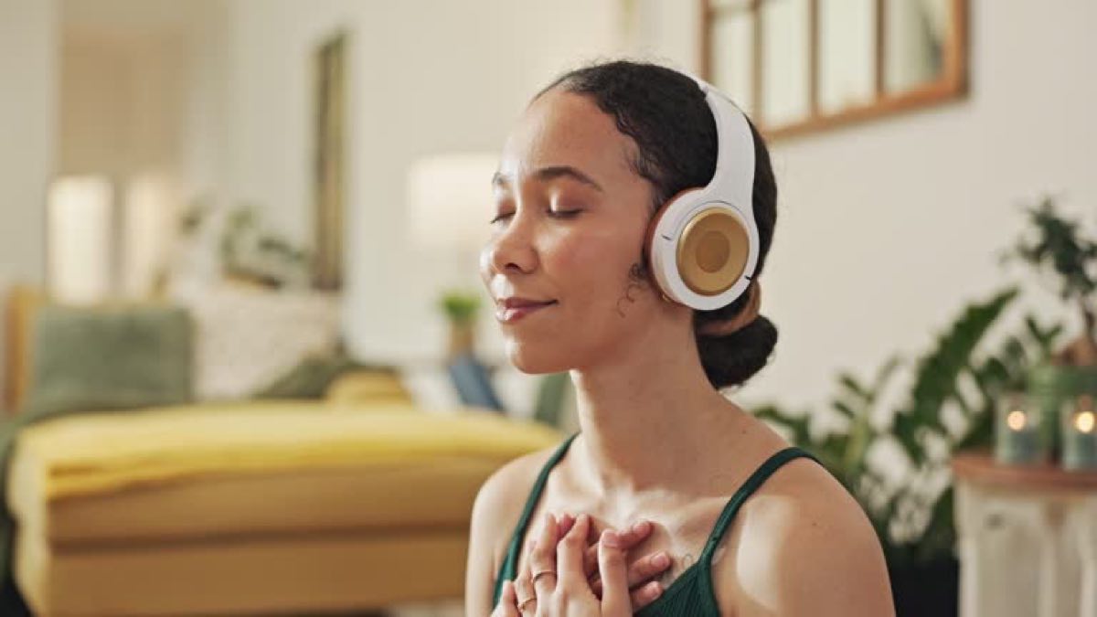 Спокойный пейзаж с лесом и рекой &mdash; иллюстрация звуков природы для релаксации