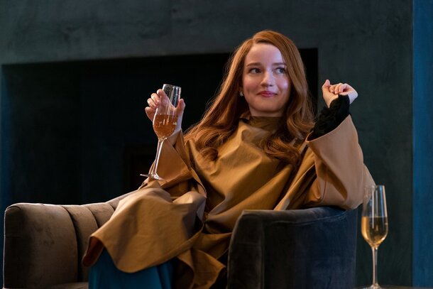 Анна Дельви в окружении нью-йоркской элиты: кадр из 'Inventing Anna'