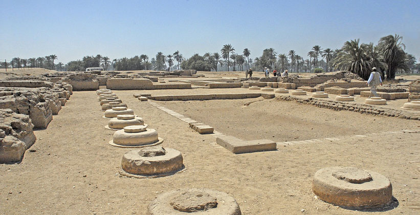 Руины древних построек в Амарне столице фараона Эхнатона Египет