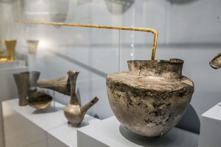 Золотая трубочка для питья из шумерского погребения царицы Пуаби