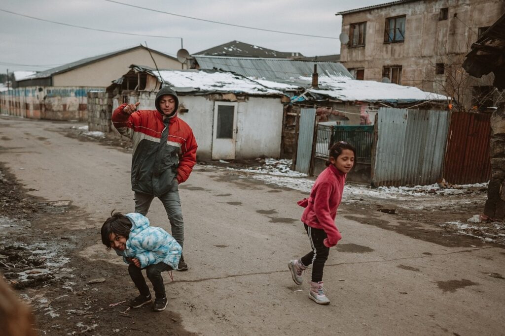 Цыганское гетто в Словакии, снятое Мануэлой Федерл