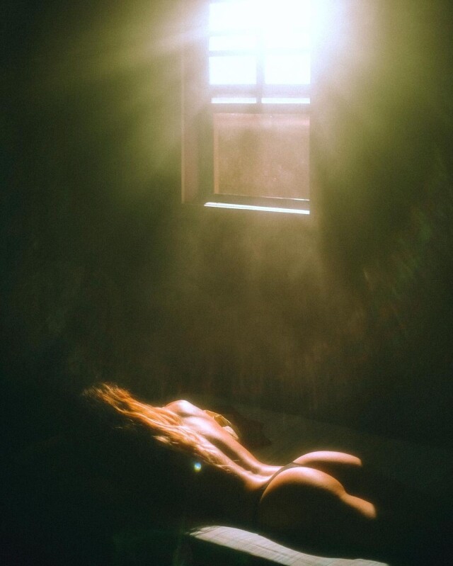 Снимок в характерном стиле Траверсо &mdash; неон и меланхолия