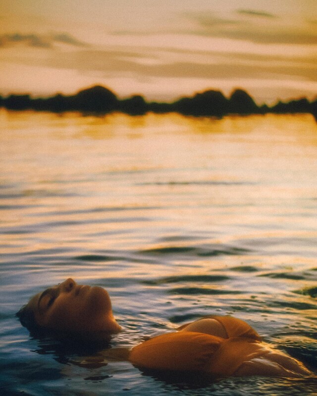 Работа фотографа неоновых огней &mdash; Santiago Traverso портрет