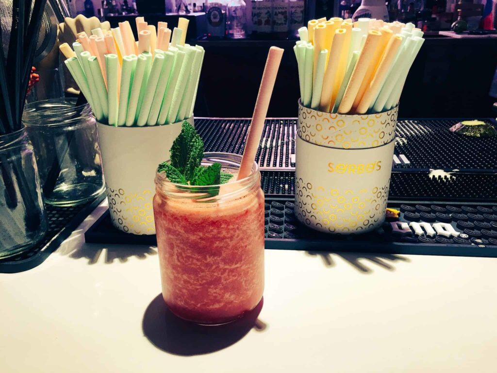 Современные съедобные трубочки разных цветов и вкусов