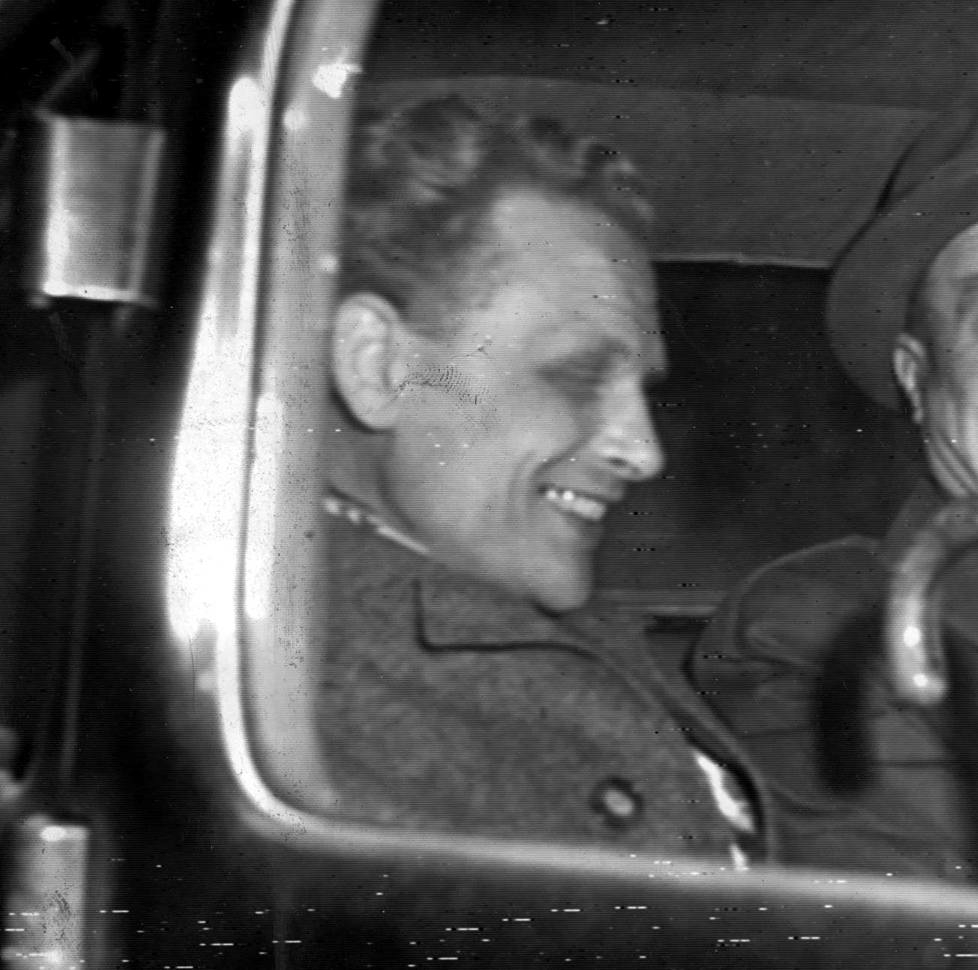Ганс Ассман в полицейской машине после допроса
