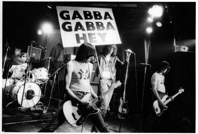 Группа Ramones на фото Дэвида Годлиса