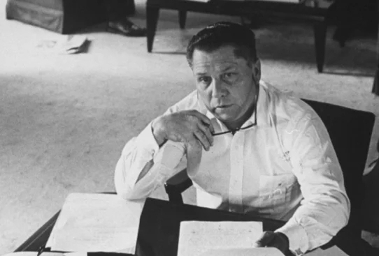 Джимми Хоффа сидит за рабочим столом, изучая документы профсоюза. 1960-е годы.