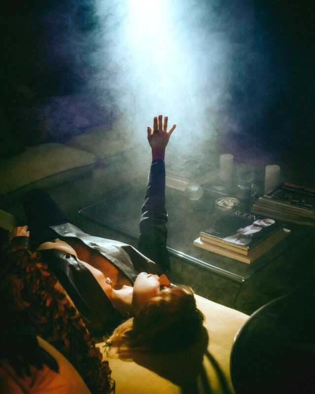 Неоновый свет в объективе Траверсо &mdash; портретная фотография ночью