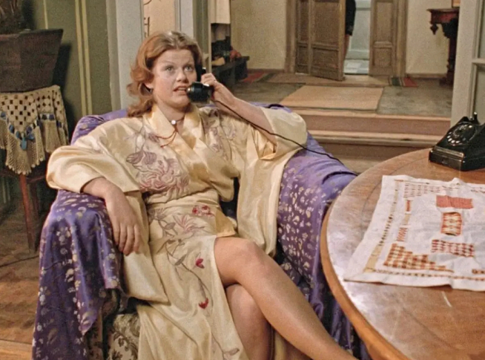 Людмила сидит в шёлковом халате и говорит по телефону &mdash; кадр из &laquo;Москвы слезам не верит&raquo;