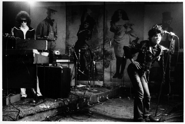 Группа Suicide выступает в клубе CBGB, фото David Godlis