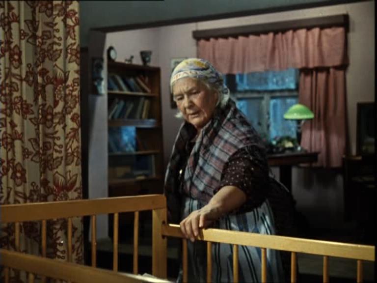 Пожилая женщина в платке из кинофильма Операция Ы