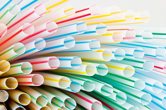Яркие разноцветные трубочки в стакане с напитком