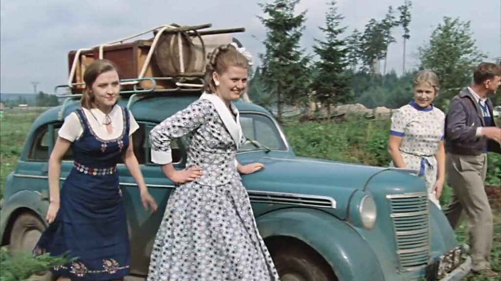 Кадр из &laquo;Москва слезам не верит&raquo; &mdash; поездка героинь на природу в начале фильма