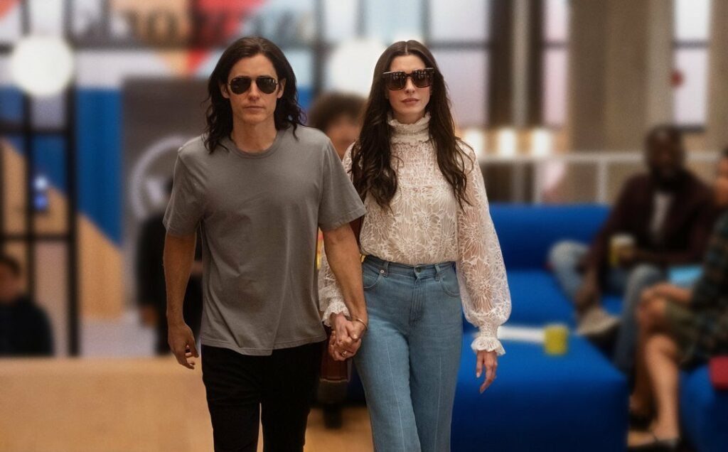 Адам Нойманн и Ребекка в офисе WeWork: кадр из 'WeCrashed'