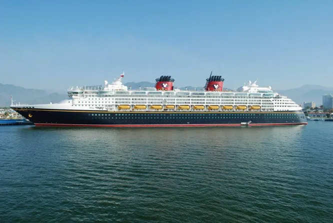 Лайнер Disney Wonder в порту
