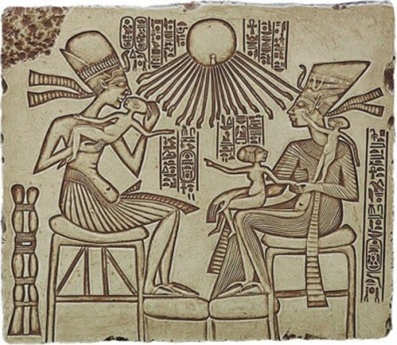 Эхнатон и Нефертити с дочерьми под лучами Атона семейная сцена рельеф