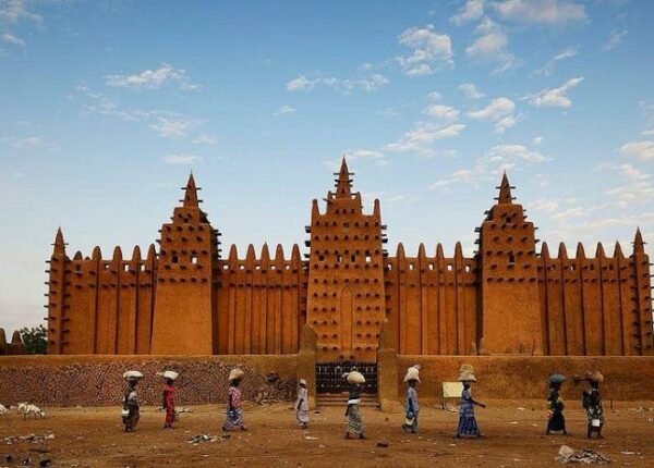 Великая мечеть Дженне — самое большое глиняное здание на планете
