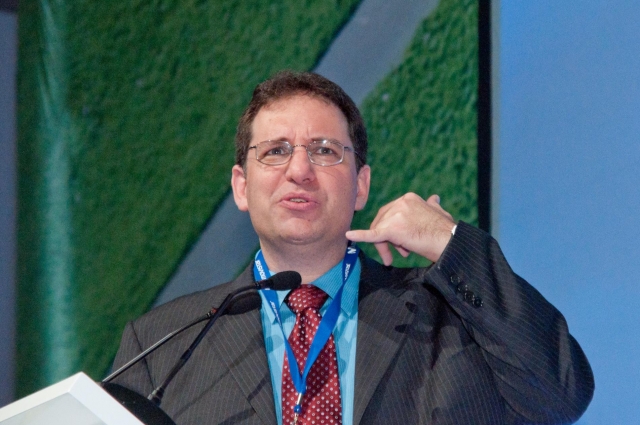 Kevin Mitnick эксперт по кибербезопасности на выступлении