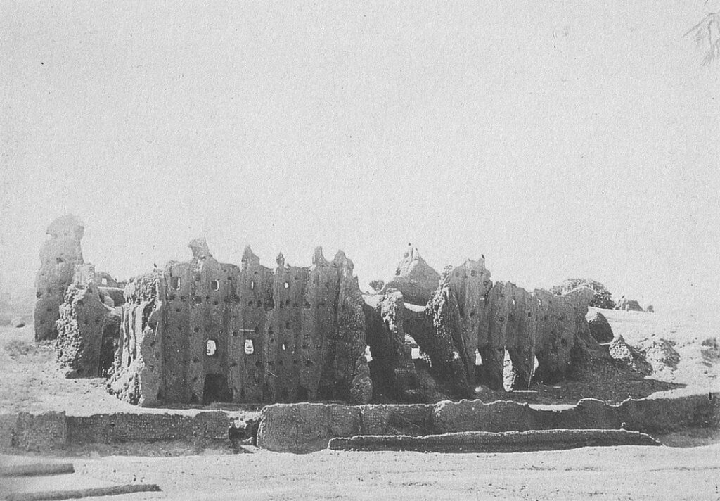 Старинная фотография Великой мечети Дженне конца XIX — начала XX века с людьми вокруг