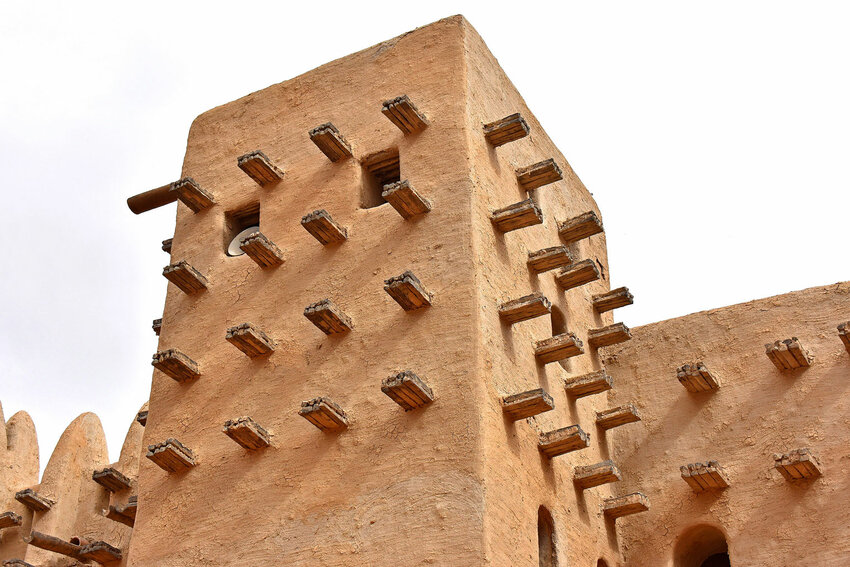 Деревянные балки на стенах мечети Дженне