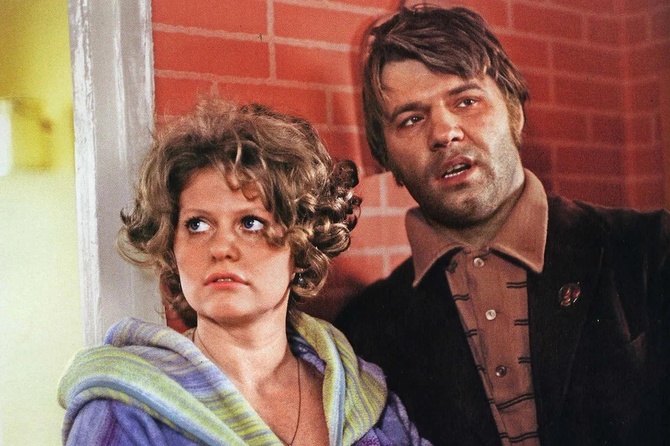 Ирина Муравьёва в роли Людмилы и Александр Фатюшин в роли хоккеиста Сергея Гурина