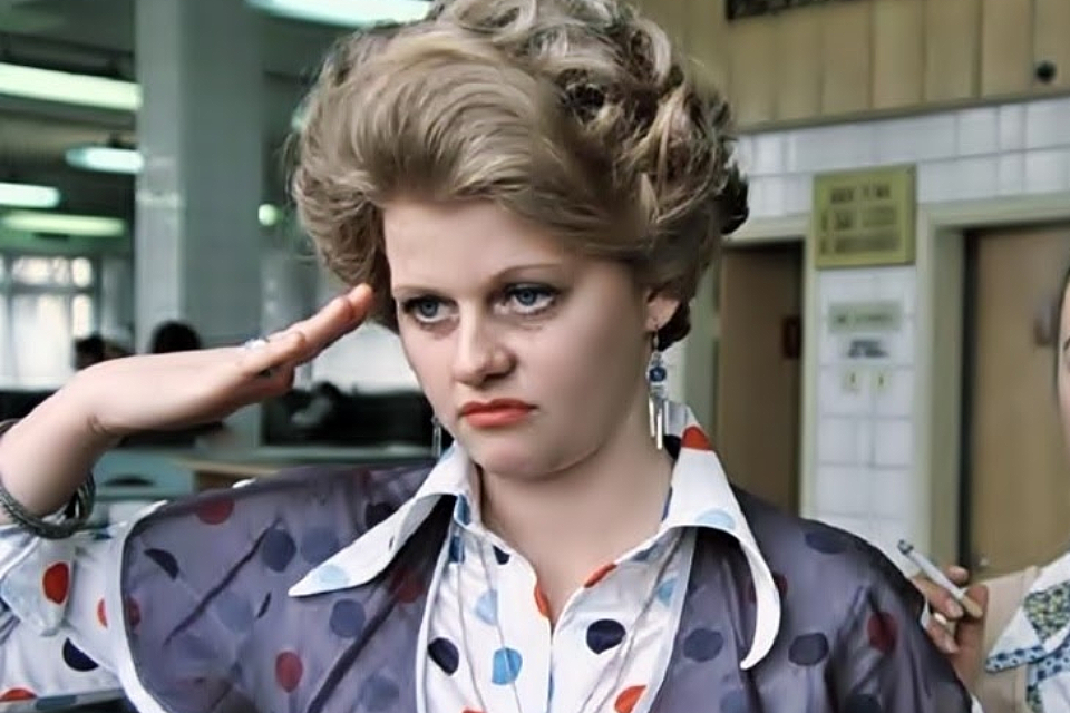 Ирина Муравьёва в сцене в химчистке &mdash; фильм &laquo;Москва слезам не верит&raquo;