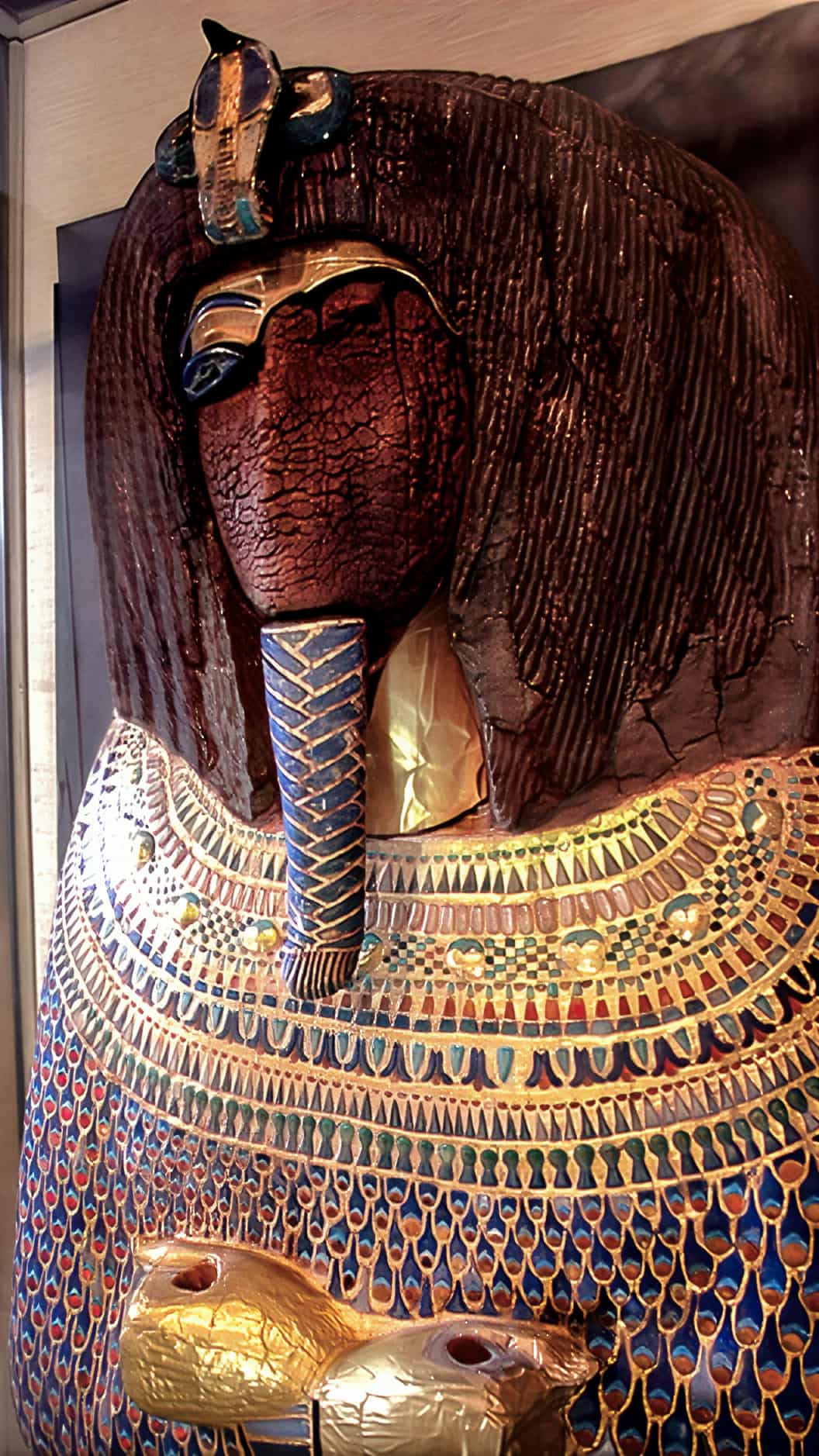 Поврежденная крышка саркофага из загадочной гробницы KV55 Долина царей