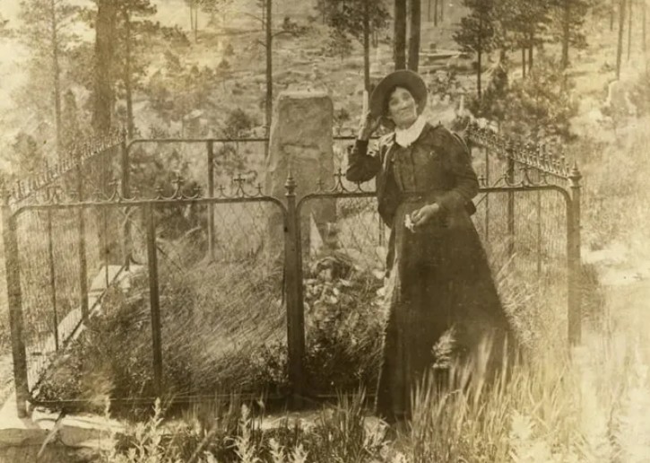 Каламити Джейн посещает могилу Дикого Билла