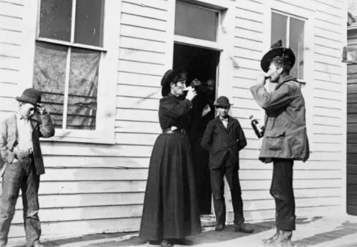 Каламити Джейн в баре с мужчинами, 1887 год