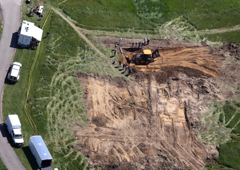 Группа людей и полицейских на раскопках в поисках тела Джимми Хоффы. 1980-е годы.
