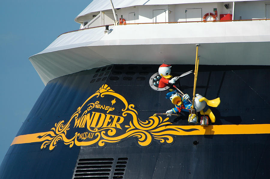 Лайнер Disney Wonder в море